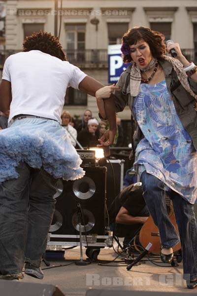 DEVENDRA BANHART - 2005-09-28 - PARIS - Place de la Bourse - 